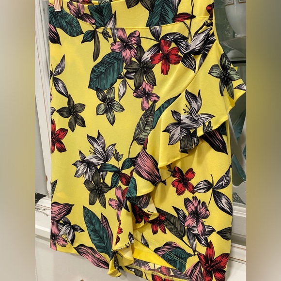 171. EUC GUESS FLORAL LINED PENCIL SKIRT WITH SIDE RUFFEL SIZE SMALL - Picture 2 of 13